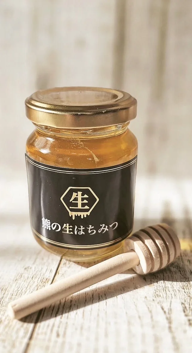熊の生はちみつの瓶とハニーディッパー