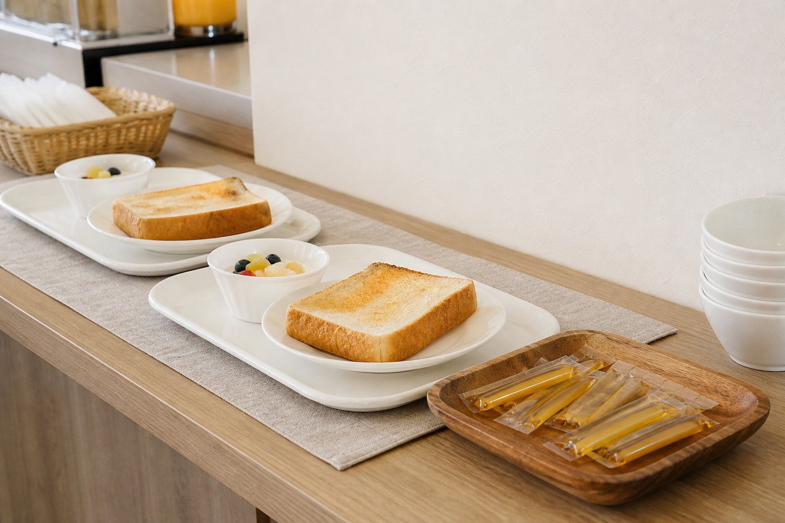 朝食トレーと無地の個包装蜂蜜を並べた提供イメージ